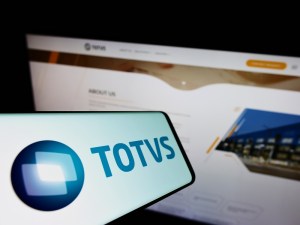Celular com logo da Totvs