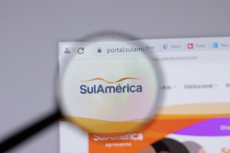 Lupa ampliando imagem de logo da Sulamérica no site da empresa