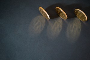 Três moedas de Bitcoin vistas de cima
