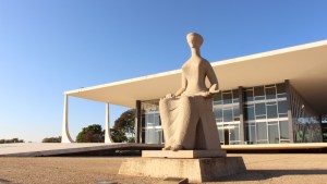 a fachada do STF com a estátua da Justiça em primeiro plano