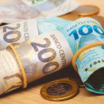 Cédulas e moeda de real