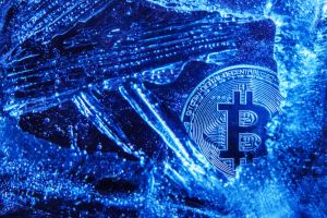 Moeda de Bitcoin preso em uma pedra de gelo