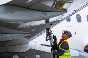 homem abastece aeronave com querosene de aviação