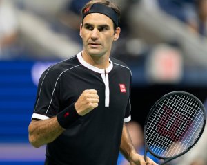Roger Federer segurando a raquete