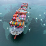 Navio com conteineres em alto mar