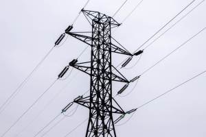 Foto aproximada de torre de transmissão de energia elétrica