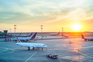 aviões aguardando viagem em pista de aeroporto