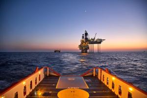 Plataforma de petróleo no mar vista do fundo de um navio Petrobras