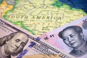 Mapa da América do Sul com Brasil e notas de dólar e yuan