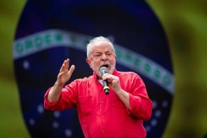 Ex-presidente Luiz Inácio Lula da Silva em frente a uma bandeira do Brasil