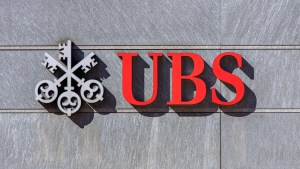 logotipo do banco UBS em edifício