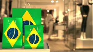 Sacolas com fotos do Brasil em shopping center