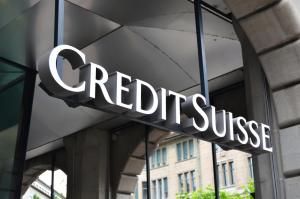 logotipo do Credit Suisse em fachada