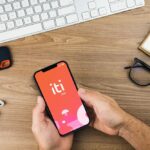 Celular com imagem do Íon, plataforma do Itaú