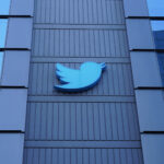 Prédio com logotipo do Twitter na fachada