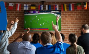 Torcedores assistem jogo da Copa do Mundo em bar