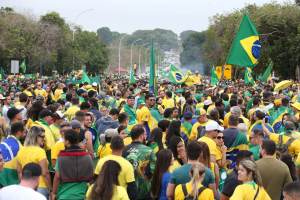 Manifestantes em Brasília com camisas do Brasil