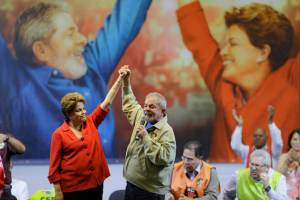 Lula e Dilma Rousseff dão as mãos em evento em São Paulo em 2014