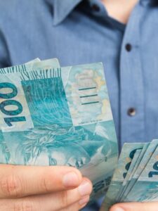 Pessoa conta notas de reais brasileiros