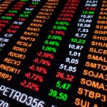 Ibovespa recua com atenção voltada às empresas