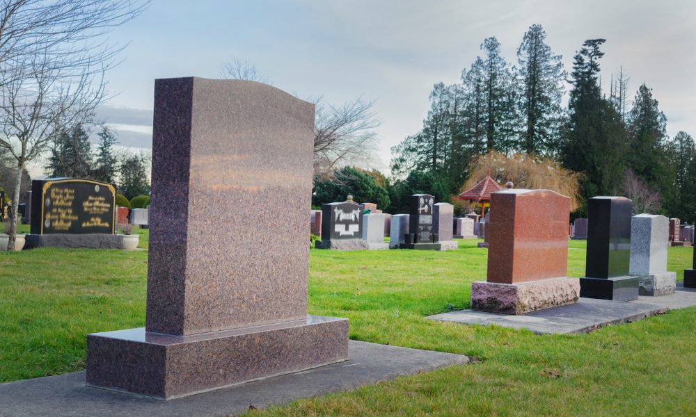 Imagem de lápides de cemitério