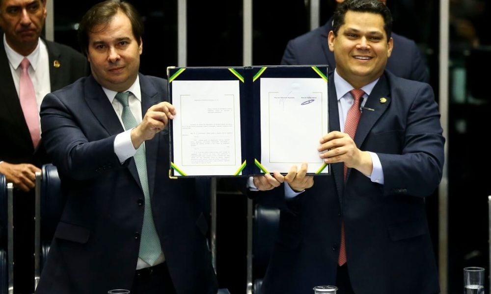 Rodrigo Maia e Davi Alcolumbre durante cerimônia de promulgação da reforma da Previdência