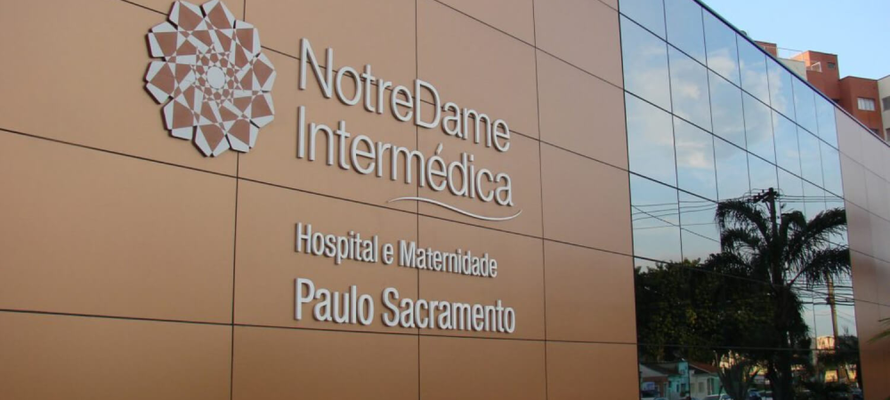 Fachada de prédio da NotreDame Intermédica, com foco no logo