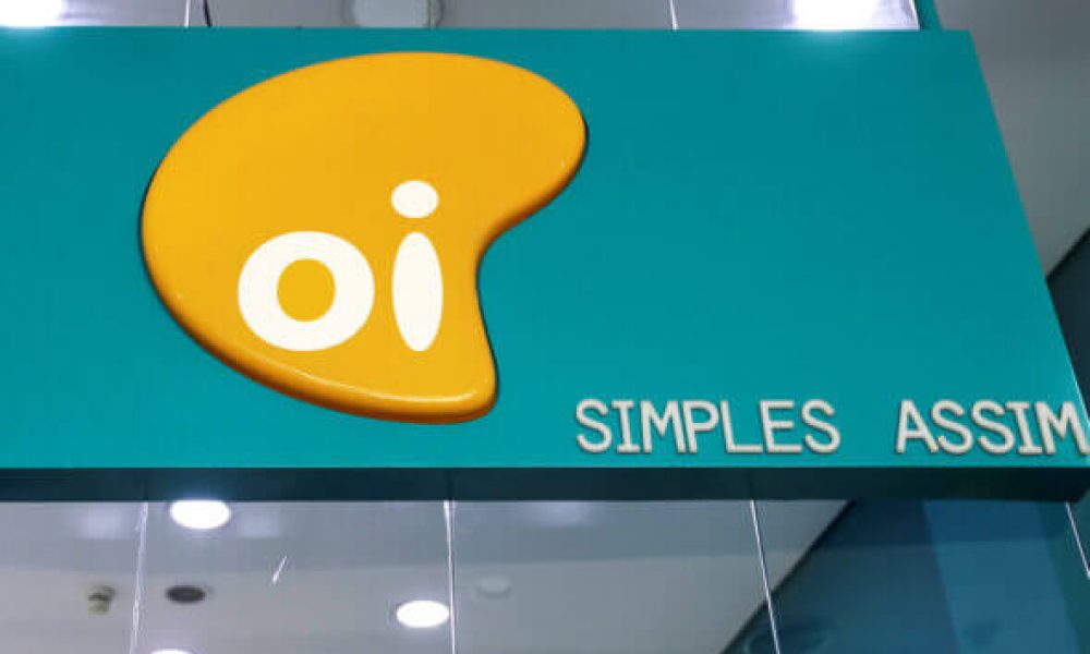 Foto de fachada de loja da Oi, com foco no logo