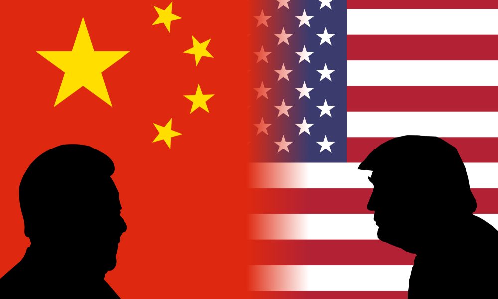 Bandeiras da China e dos Estados Unidos com sombras de Xi Jinping e Donald Trump