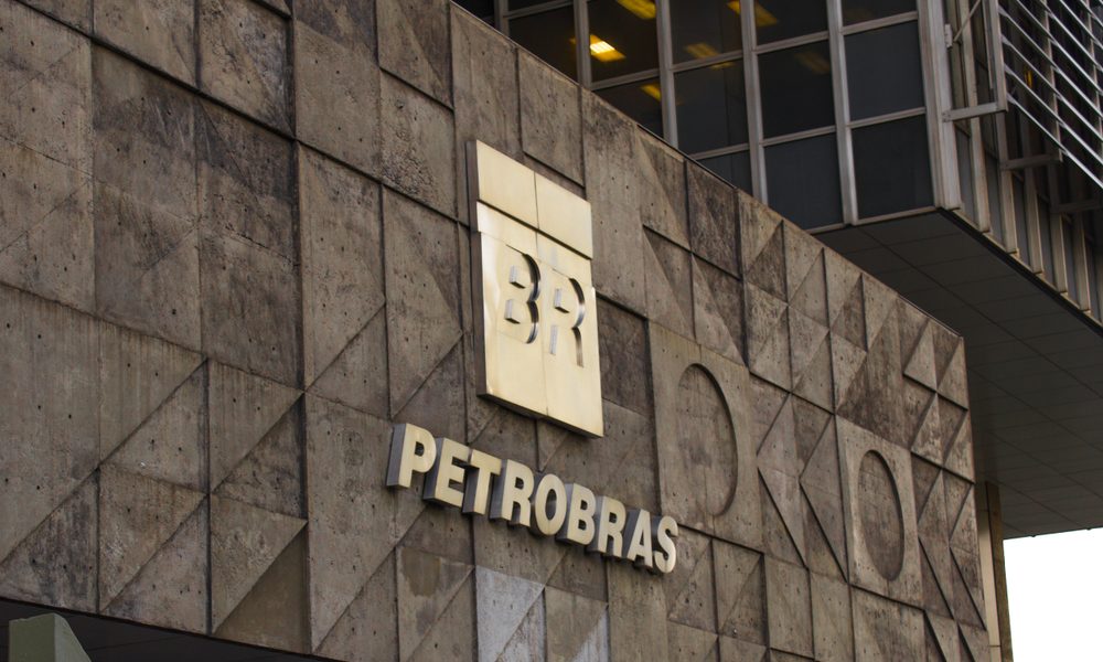 Foto de fachada de prédio da Petrobras, com foco em logo
