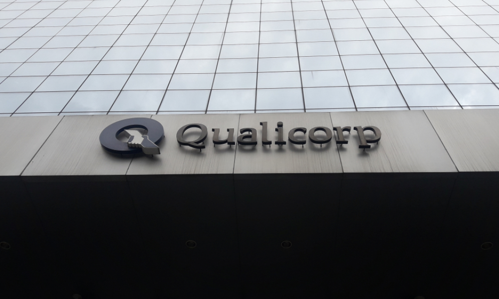 Foto de fachada de prédio da Qualicorp, com foco no logo