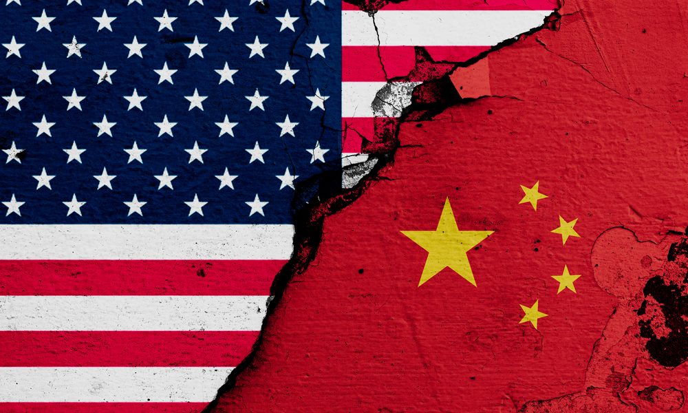 ilustração com bandeiras da China e dos Estados Unidos