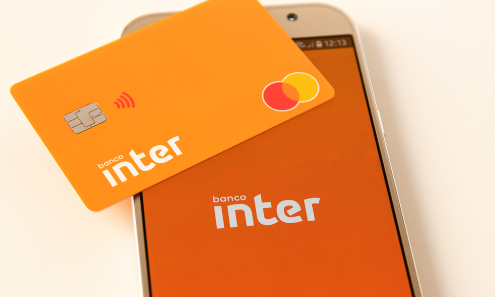 Cartão do Banco Inter e um celular com o logo da instituição