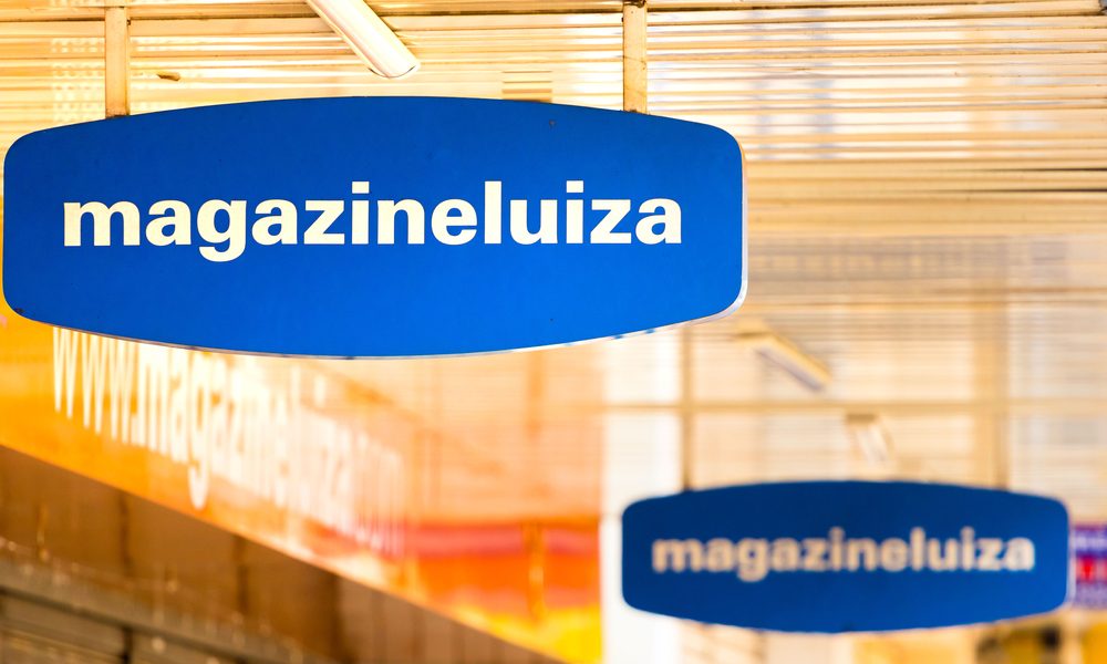 placas com o logotipo da rede de varejo Magazine Luiza