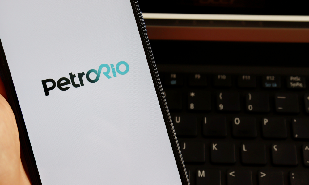 Celular com logo da PetroRio