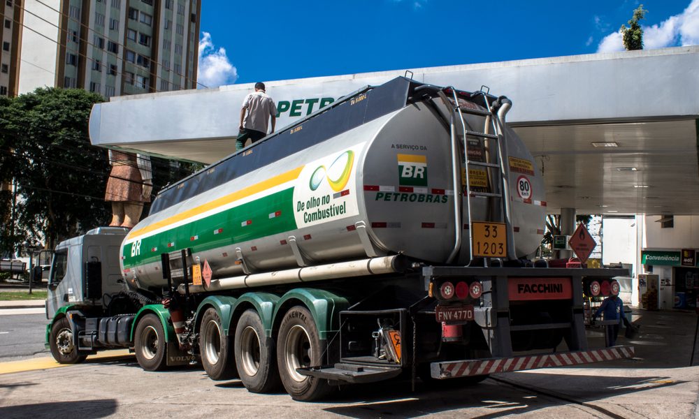 caminhão-tanque em posto de gasolina da Petrobras
