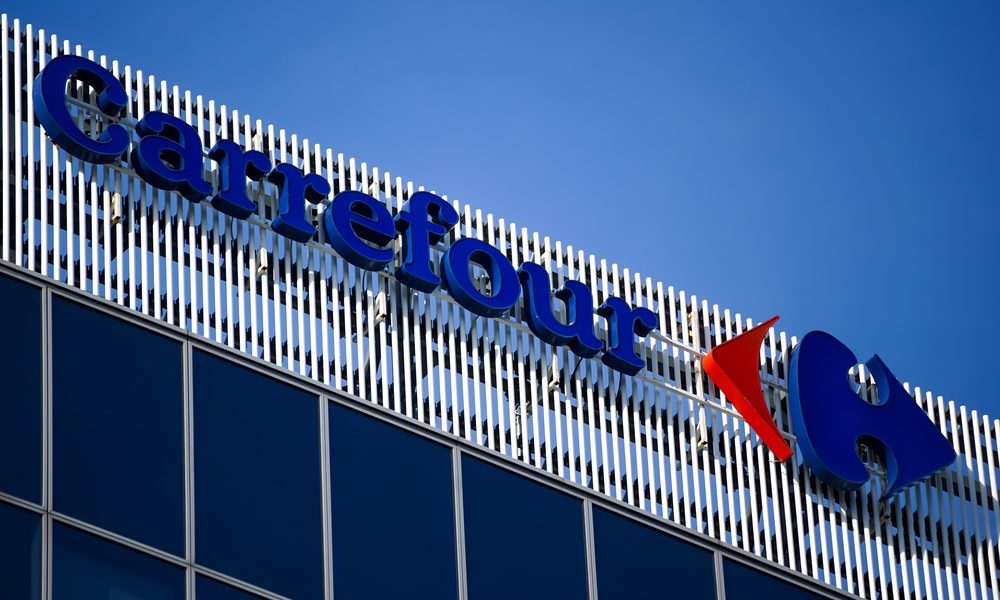 Foto de fachada de loja do Carrefour, com foco no logo
