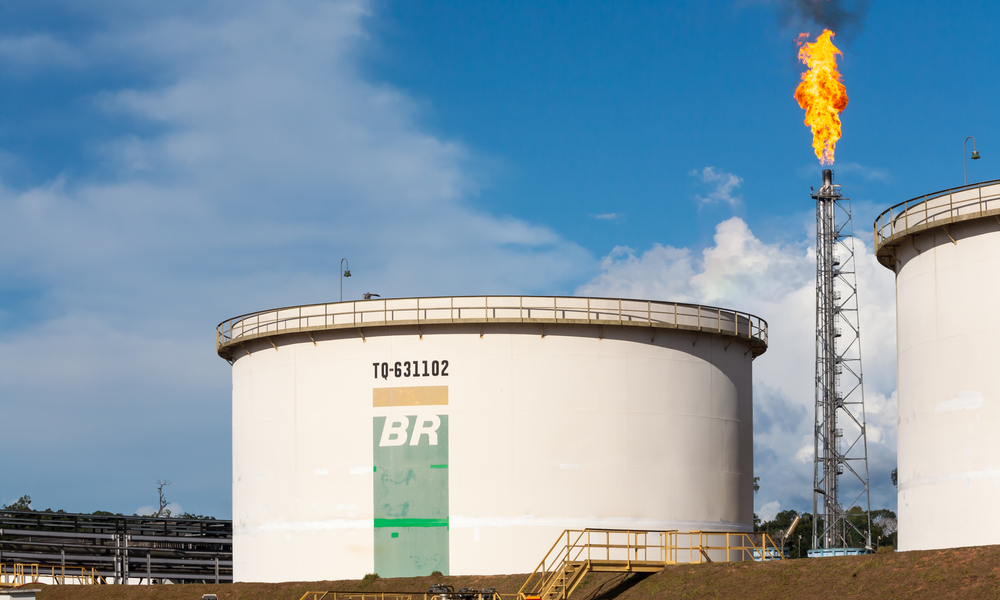 Foto de tanque da Petrobras, com logo