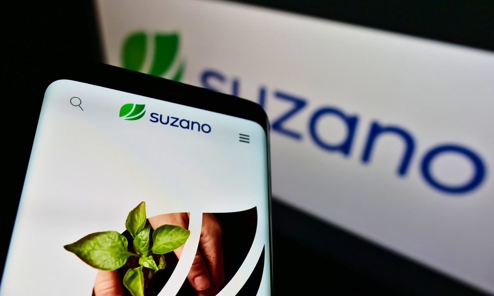 celular com imagem de árvore e logotipo da Suzano na tela