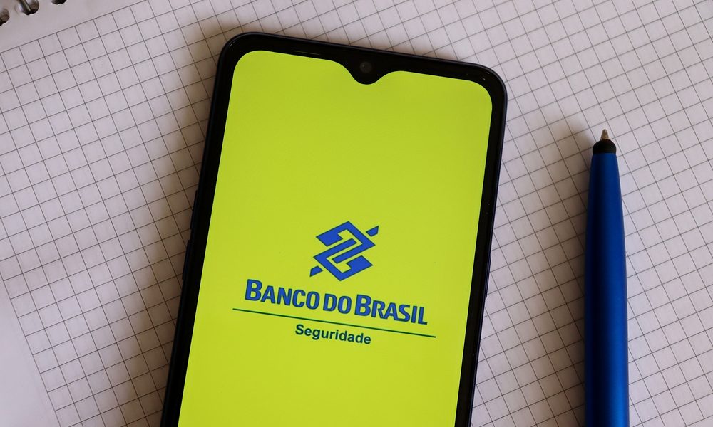 Foto de celular com logo da BB Seguridade