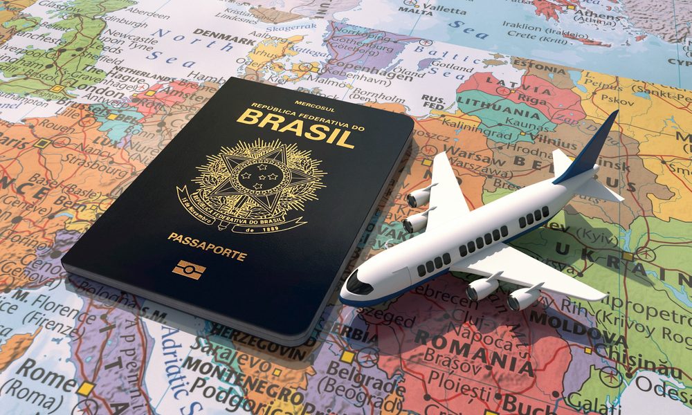 Avião com passaporte brasileiro ao lado