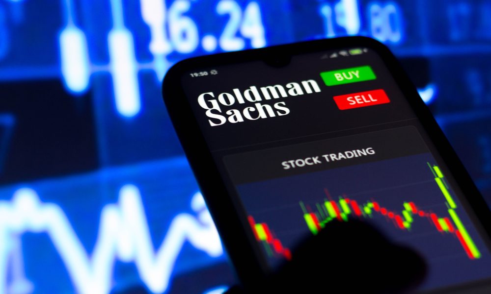 Celular com imagem do Goldman Sachs