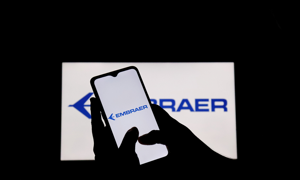 Celular com logo da Embraer