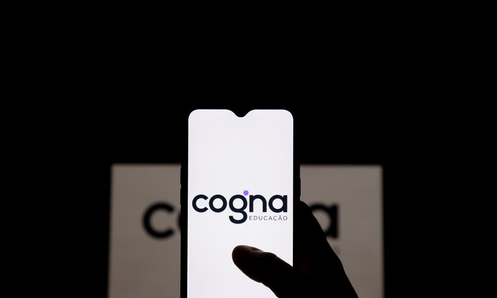 Celular com logo da Cogna