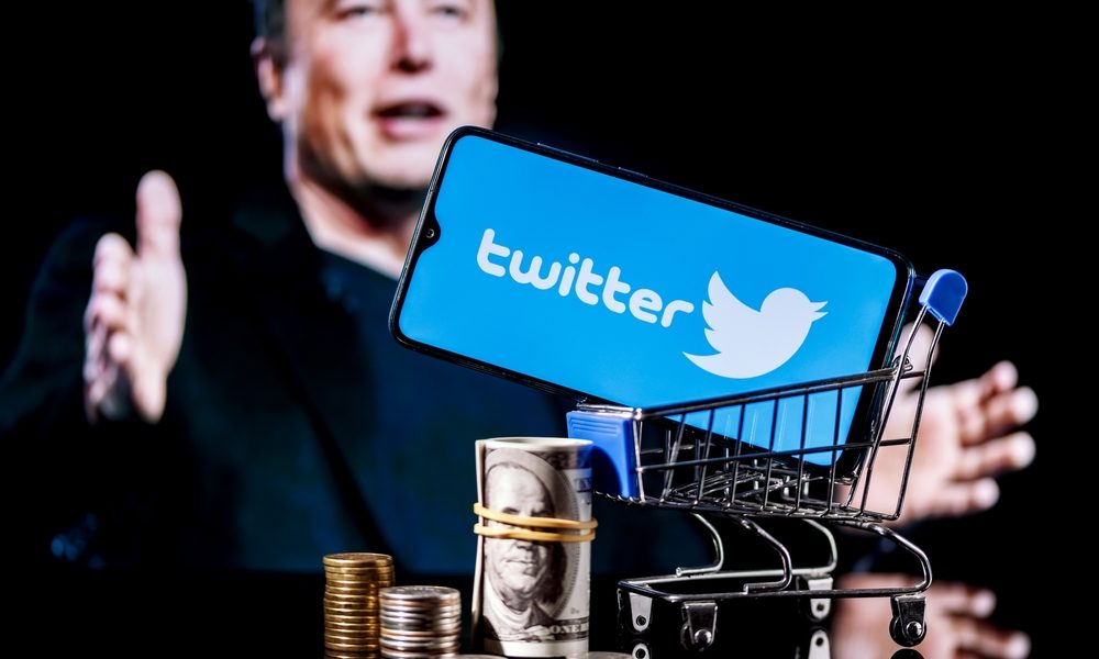 Logo da rede social Twitter na tela do smartphone no carrinho de compras com dinheiro e foto de Elon Musk em segundo plano