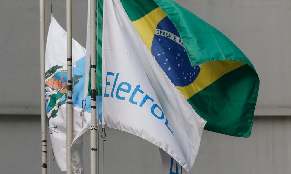 Ontem, a Eletrobras (ELET3) foi privatizada ao vender 802 milhões de ações em seu follow-on, ao preço de R$ 42.