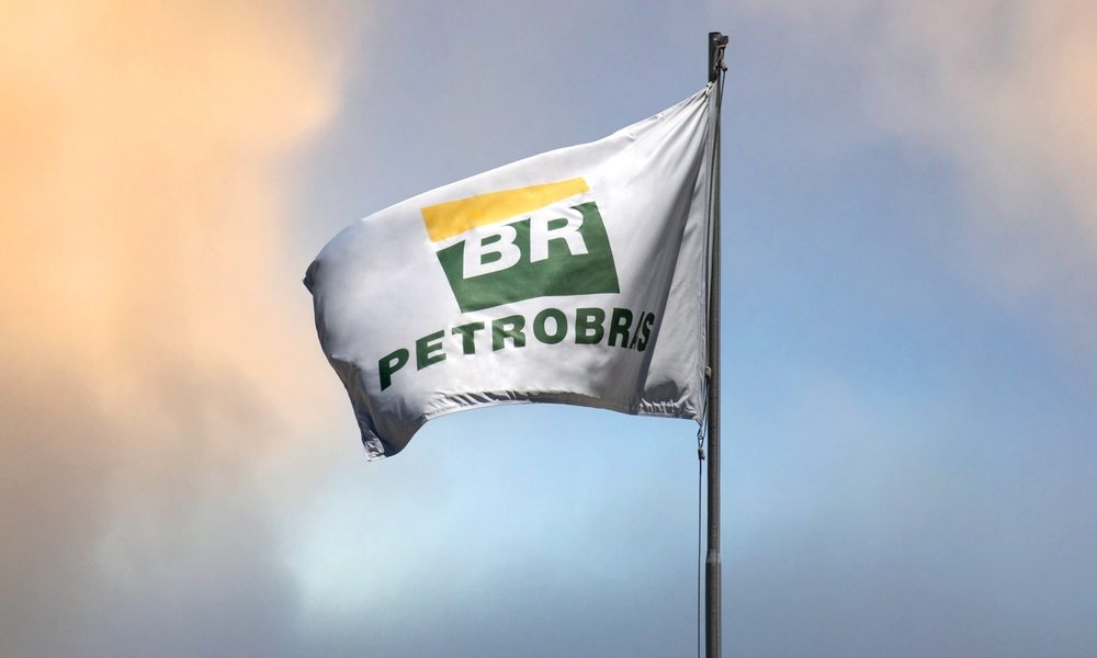 Bandeira com o logo da Petrobras