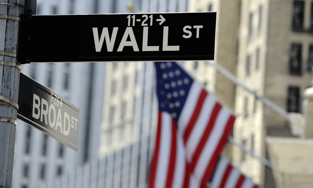 imagem com placa de Wall Street e bandeira dos EUA