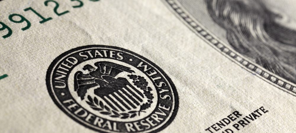 detalhe de inscrição de nota de dólar americano com o brasão do Federal Reserve