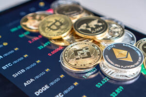 Moedas de criptos em cima de tela de celular